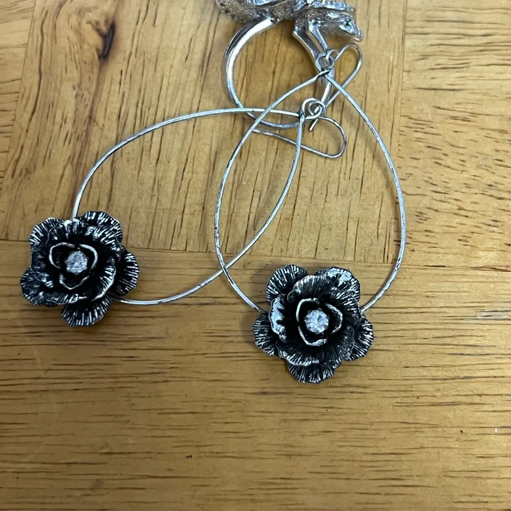 Elegant Silver Floral Jewelry by “Tocara” Stainless Steel earrings & Ring Set - Picture 4 of 6
